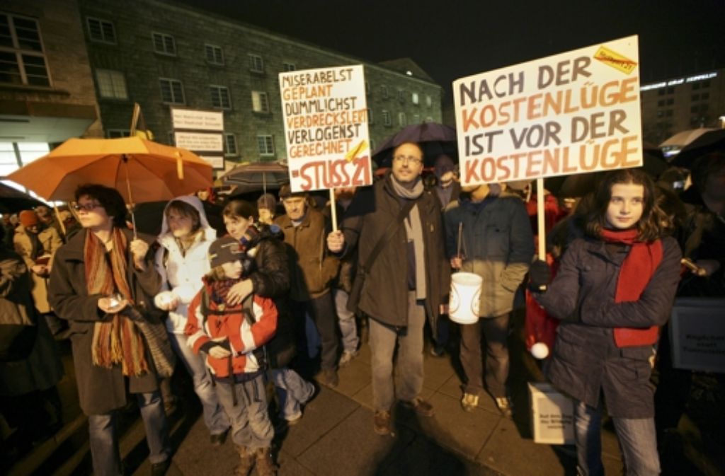 Am 26. Oktober 2009 findet die erste Montagsdemo gegen Stuttgart 21 statt. Organisiert wird sie vom Aktionsbündnis gegen Stuttgart 21, das 2007 gegründet wurde. Seither gehen jeden Montag Tausende gegen das umstrittene Bahnprojekt auf die Straße, zeitweise beteiligen sich bis zu 50 000 Menschen an den Protesten.