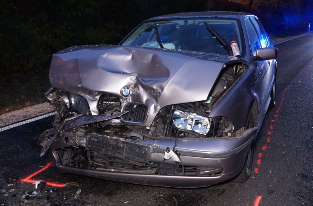 Ein 21-jähriger BMW-Fahrer fuhr – vermutlich aus Unachtsamkeit – auf ein Stauende auf.