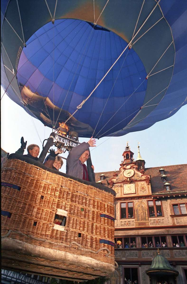 Im Dezember 1998 nehmen Tübingens damaliger OB Eugen Schmid und seine Gattin Maria Anita Wittel mit auf eine Ballonfahrt zum Abschied des Rathauschefs aus dem Amt.
