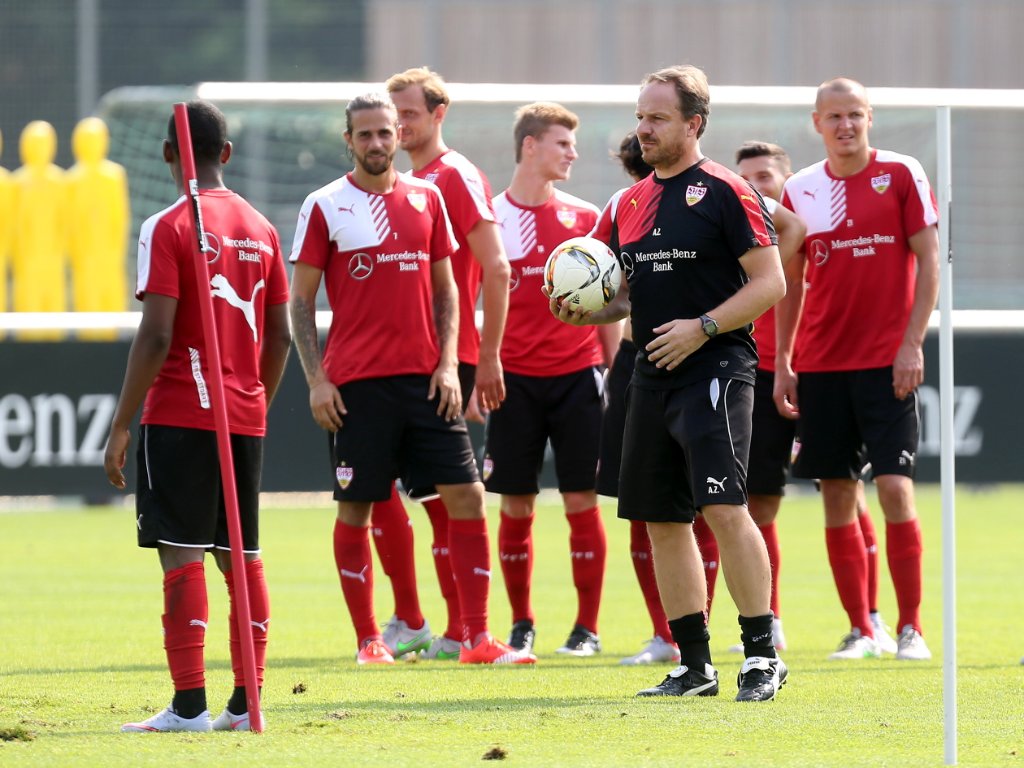 VfB-Trainer Alexander Zorniger beobachtet sein Team beim Training genau.