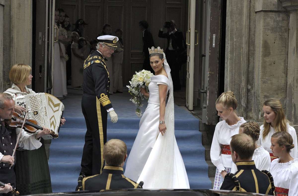 2010 führt König Carl Gustaf seine Tochter Victoria in der Stockholmer Domkirche zum Altar. Angeblich war der Monarch zunächst nicht...