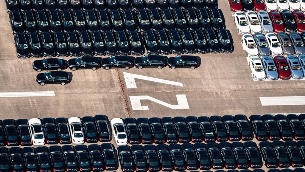 Flughafen Ahlhorn: Daimler parkt Tausende Neuwagen auf altem Flugplatz