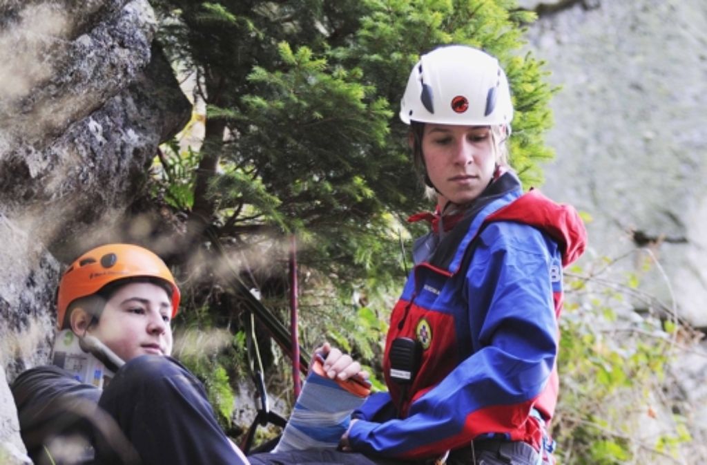 Wie rettet man einen Verletzten aus steilem, schwer zugänglichem Gelände? Annika Stoll übt für den Ernstfall. Foto: EV