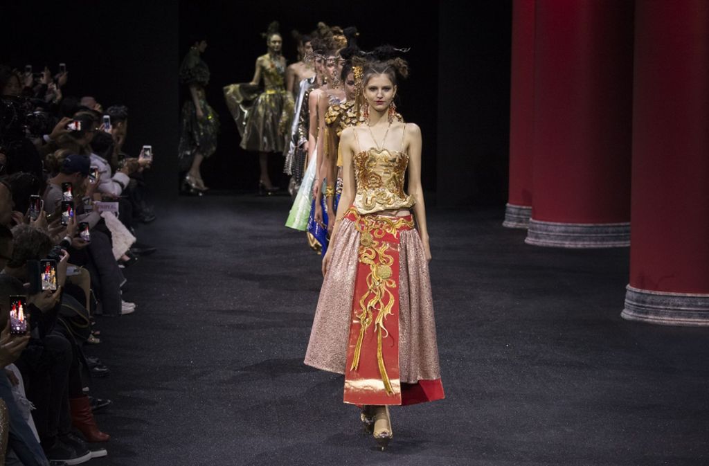 Ganz ähnlich die Modenschau von Guo Pei am Mittwochabend: Die Models trugen goldene Gewänder mit großen Ornamenten.