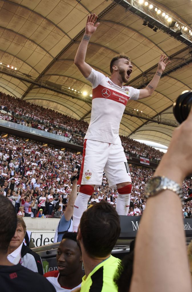 Alexandru Maxim lässt es nach dem Aufstieg des VfB Stuttgart krachen.