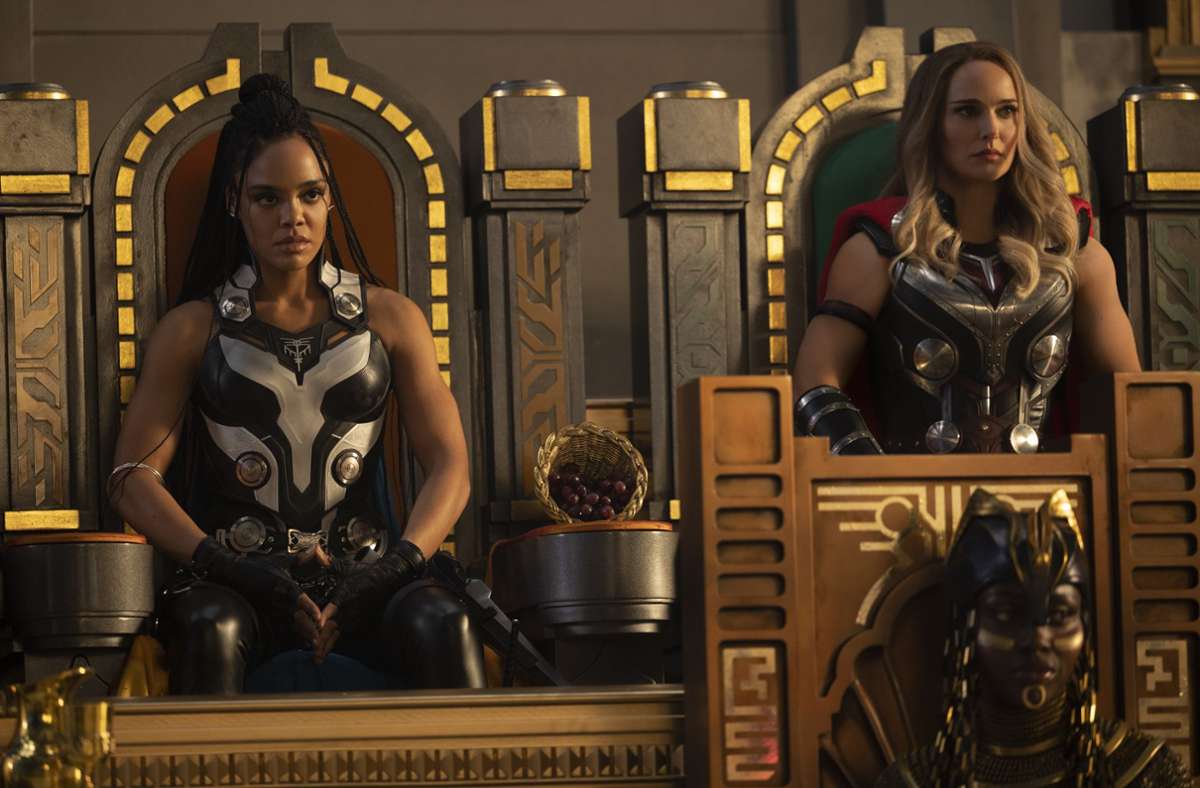 Tessa Thompson als König Walküre (li.) und Natalie Portman als Mighty Thor