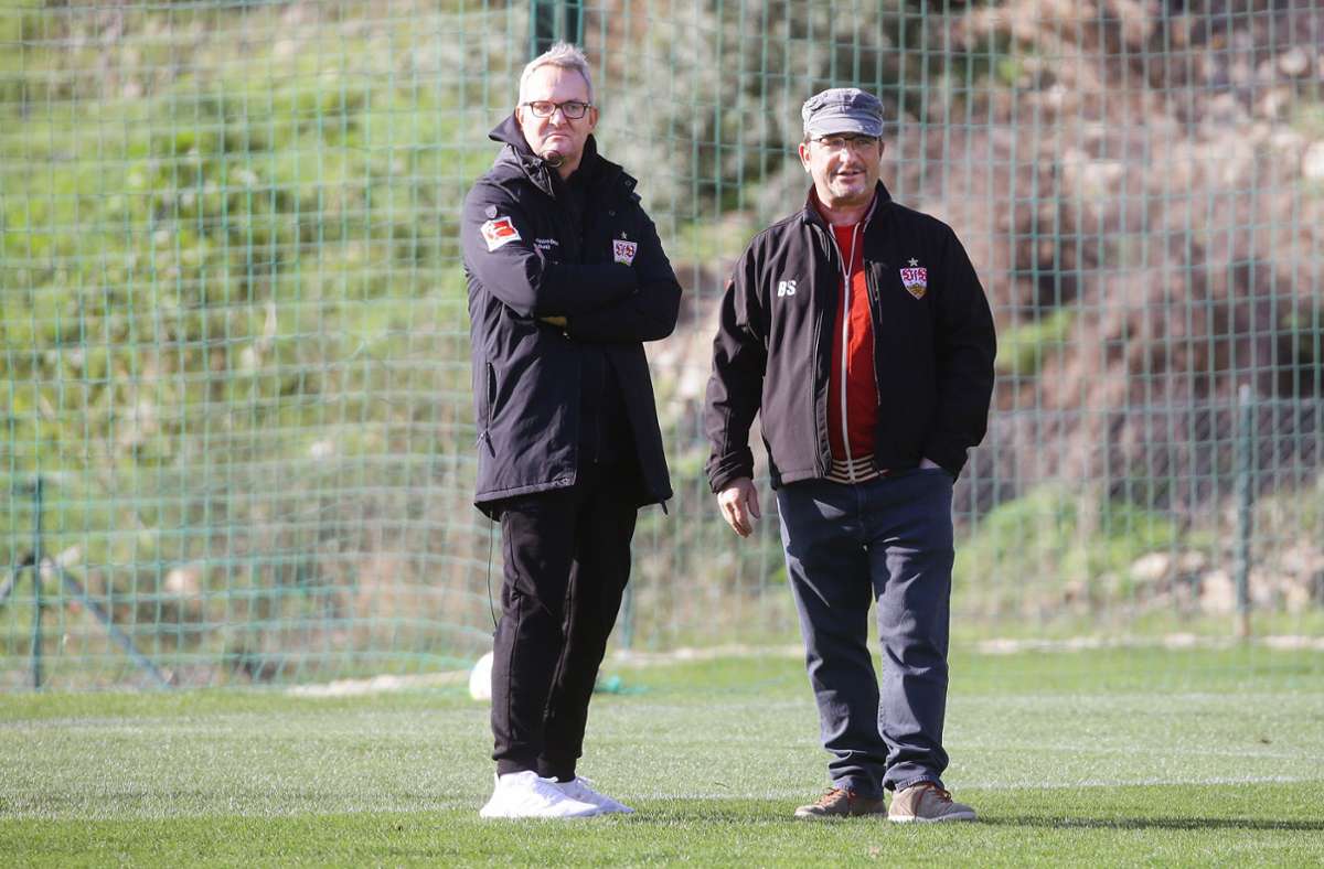 Am Rande der Trainingseinheit am Freitag unterhielten sich VfB-AG-Chef Alexander Wehrle (li.) und Ex-AG-Aufsichtsrat Bertram Sugg.