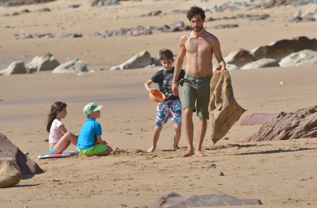 Miguel Silvas Engagement für die Natur und gegen die Abfallfülle gibt er an die Kinder am Strand weiter. Die Plastikabfälle recycelt er, indem er daraus Surfbretter fertigt.