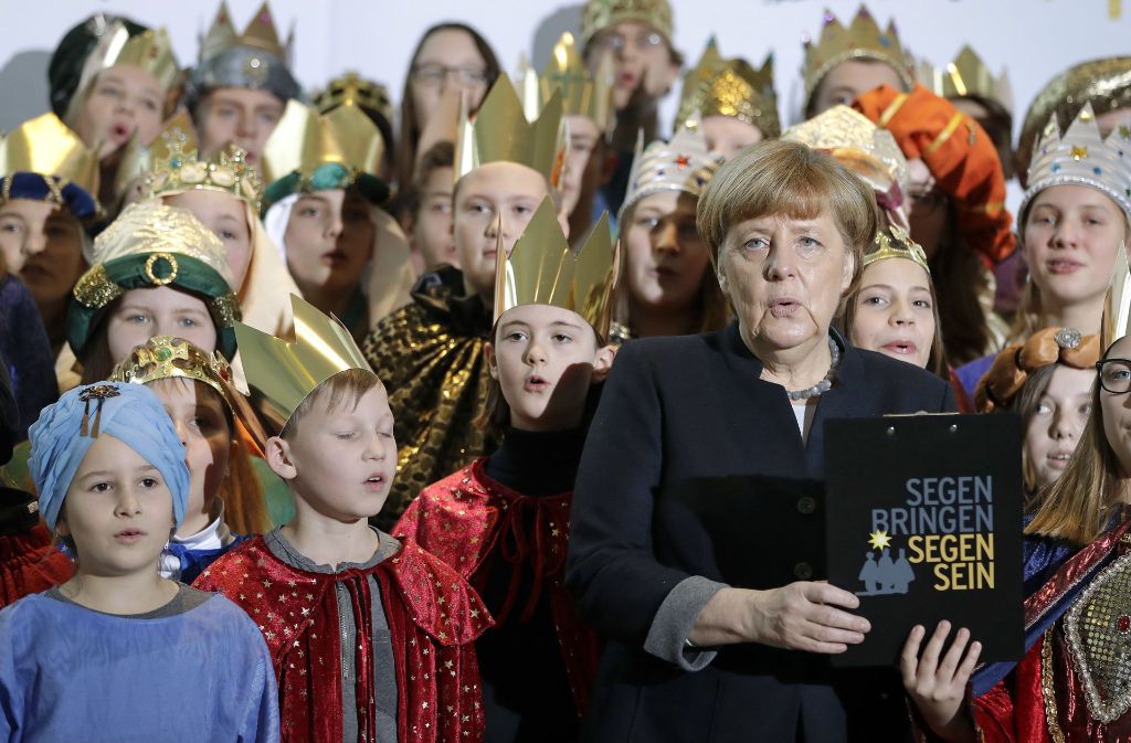 Gemeinsam mit den Sternsingern singt Angela Merkel ein Lied.