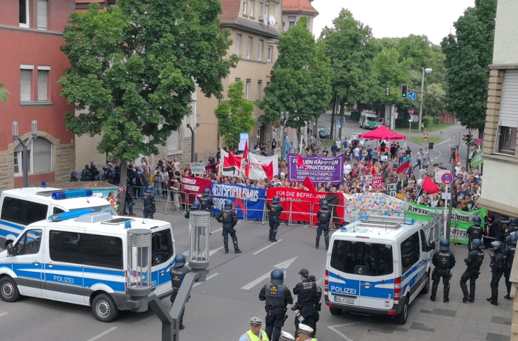 Den Gegendemonstranten haben sich in einiger Entfernung zum Wilhelm-Geiger-Platz formiert.