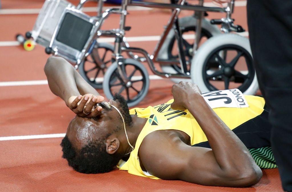 Helfer eilten mit dem Rollstuhl herbei, doch Bolt humpelte aus eigener Kraft aus dem Stadion.