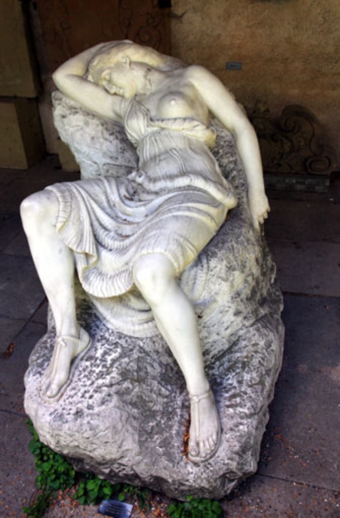 Im oberen Teil des Gartens ruht Diana, die Göttin der Jagd, von Erich Epple überlebensgroß auf einem Bett aus Stein. Ursprünglich schlief die Schöne mit der entblösten Brust im Park der Villa Gemmingen.