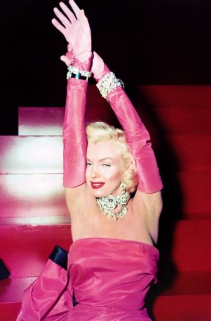 Der Film "Blondinen bevorzugt" (1953) zementiert Marilyn Monroes Image des naiven Blondchens: Sie spielt die Sängerin Lorelei Lee, die nur ein Ziel hat: reich zu heiraten. Unvergessen: Monroes Filmsong "Diamonds Are A Girls Best Friend".
