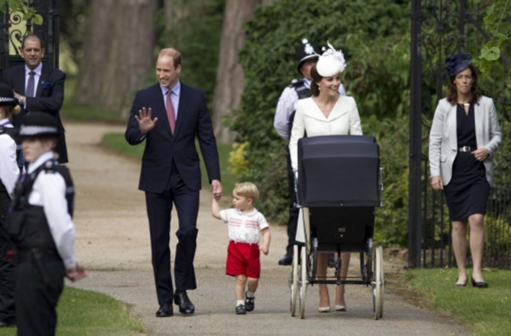 Prinz William, Herzogin Kate, Prinz George und die kleine Charlotte im Kinderwagen