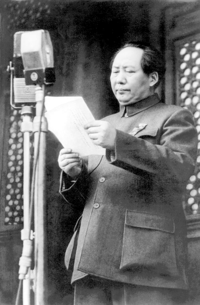 Mao Tse-tung proklamiert am 1. Oktober 1949 die Gründung der Volksrepublik China auf dem Platz des Himmlischen Friedens in Peking.