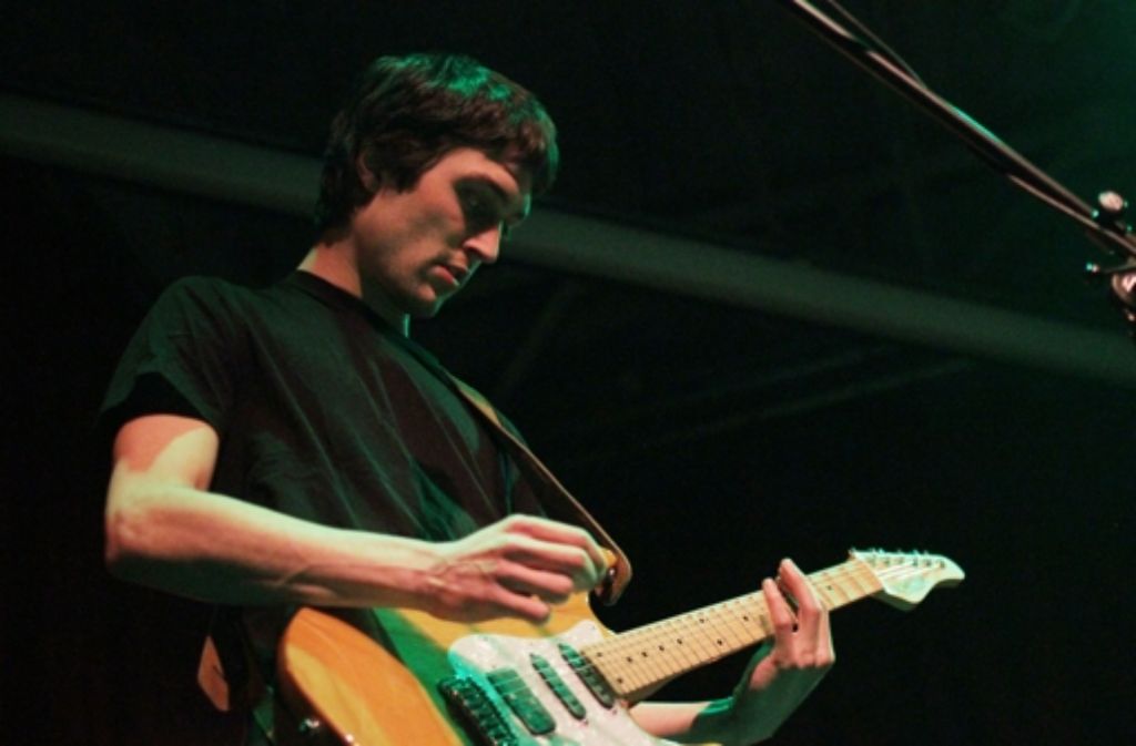 Der Gitarrist Christopher Annen versteht sich auf nicht allzu aufdringliches Spiel – und er kann auch Mundharmonika.