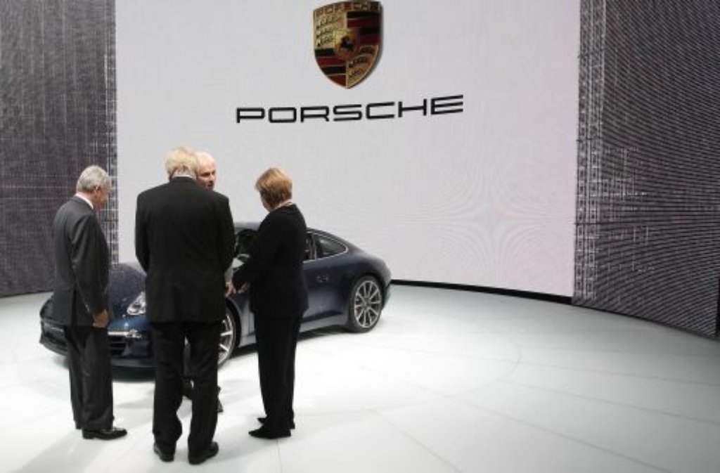 Nicht sitzen, sondern nur staunen, lautet die Devise bei Porsche. Angela Merkel sieht sich gemeinsam mit dem Porsche-Vorstandsvorsitzenden Matthias Müller (2.v.r) den neuen Porsche 911 Carrera S an und wird von ...
