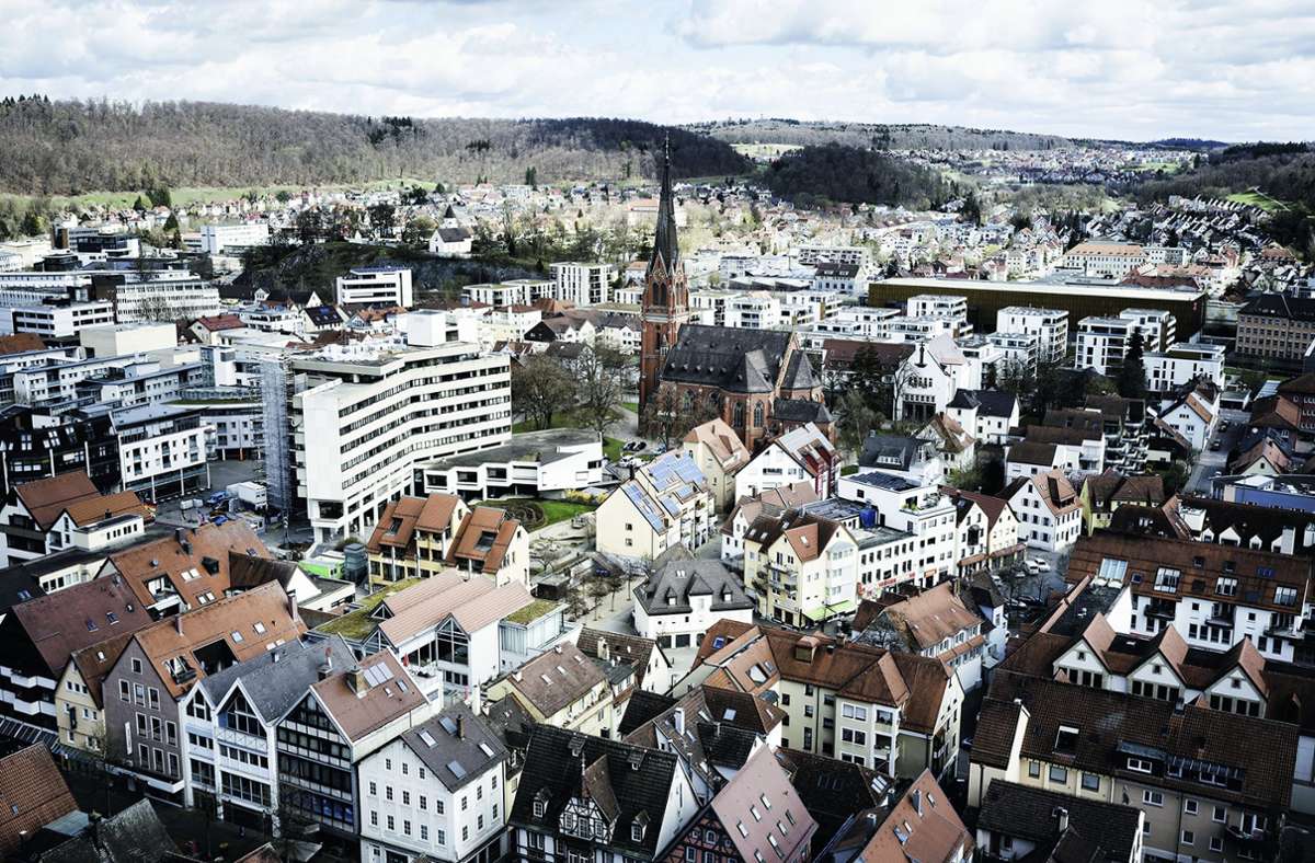 Downtown Heidenheim in ganzer Pracht – inklusive Piercing im Rathaus als Mahnmal für fragwürdige Kunst am Bau