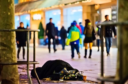 In den Wintermonaten versorgt der Verein „Helfende Hände“ Stuttgarter Obdachlose mit Kleidung, Essen oder auch Hygieneartikeln. Foto: dpa