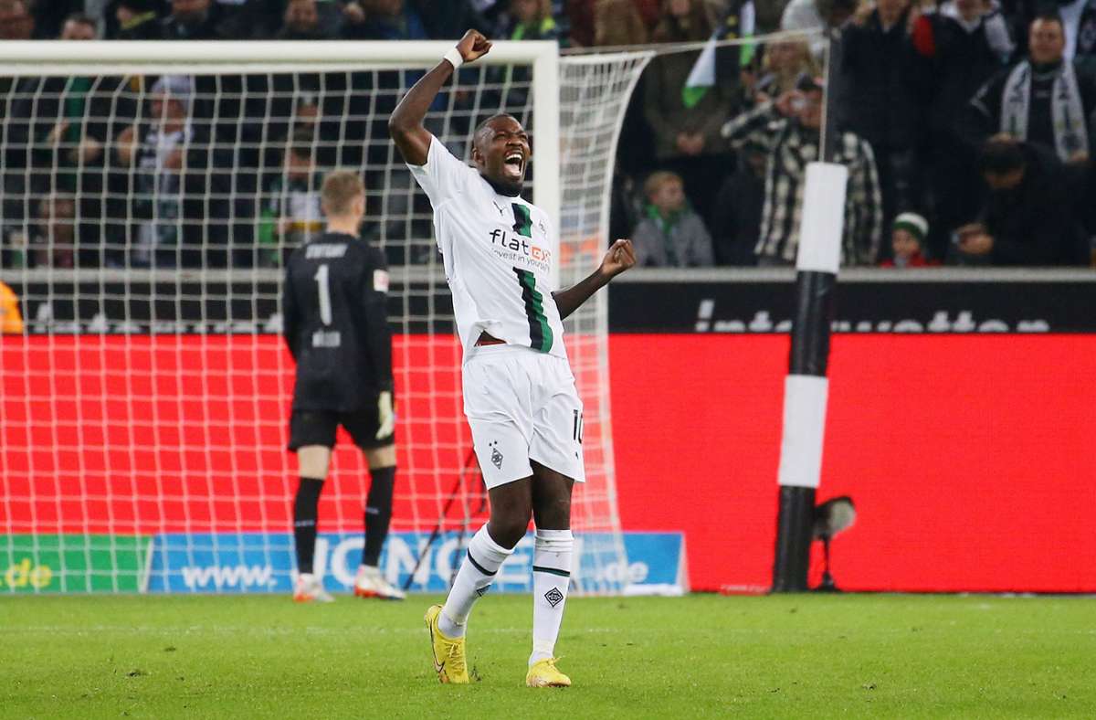 In der 25. Minute erhöht die Borussia auf 2:0. Marcus Thuram überwindet VfB-Keeper Florian Müller.
