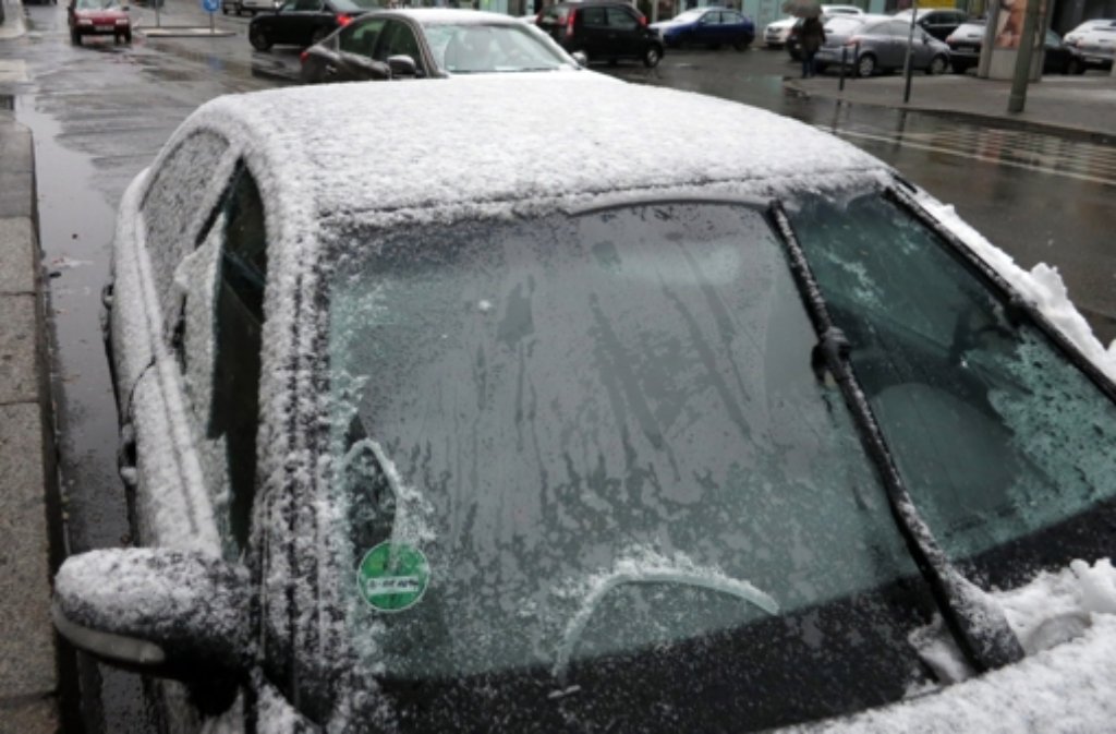 Mit Schnee bedeckt sind Autos am Dienstagmorgen im Berliner Stadtteil Mitte.