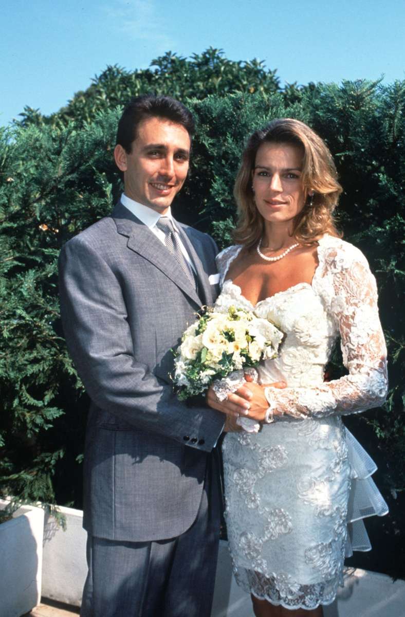 Sehr leger und sehr 90er - Fürst Alberts Schwester Stéphanie von Monaco trug bei der standesamtlichen Hochzeit mit ihrem Leibwächter Daniel Ducruet 1995 die Mini-Version eines Brautkleids.