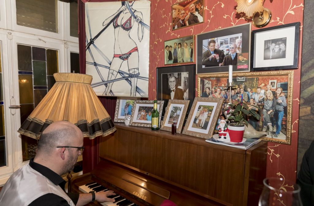 Fotos aus dem Familienalbum hängen über dem Klavier.