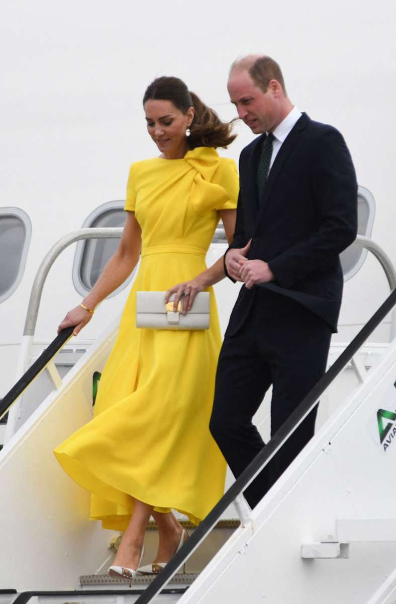 Tag 4, Ankunft in Jamaika: Herzogin Kate trägt eher selten Gelb – dabei steht es ihr ausgezeichnet. In Kingston entstieg Kate dem Flugzeug in einem sonnengelben Kleid...