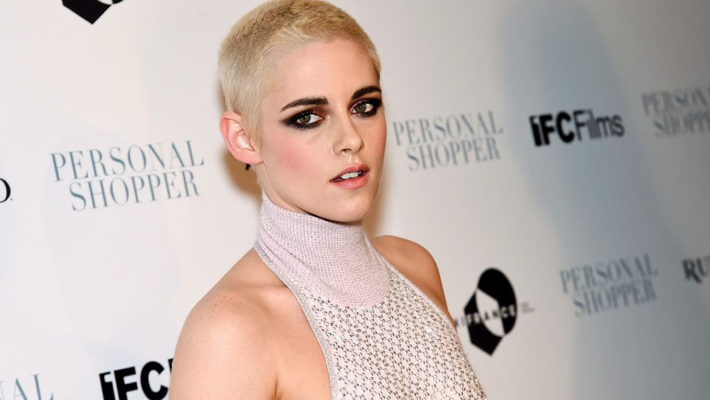 Ganz Hollywood scheint derzeit auf kurze Haare zu stehen. Nach Sängerin Katy Perry hat sich jetzt auch Schauspielerin Kristen Stewart ihre Haare raspelkurz rasiert. Weitere Haarexperimente der Promis sehen Sie in unserer Bildergalerie!