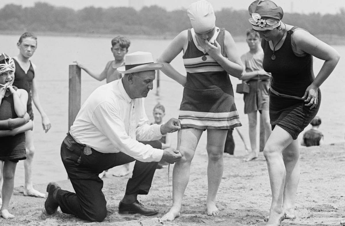 Ein Aufseher kontrolliert 1922 am Strand von Washington, ob der Abstand zwischen Knie und Trikot den Regeln entspricht.