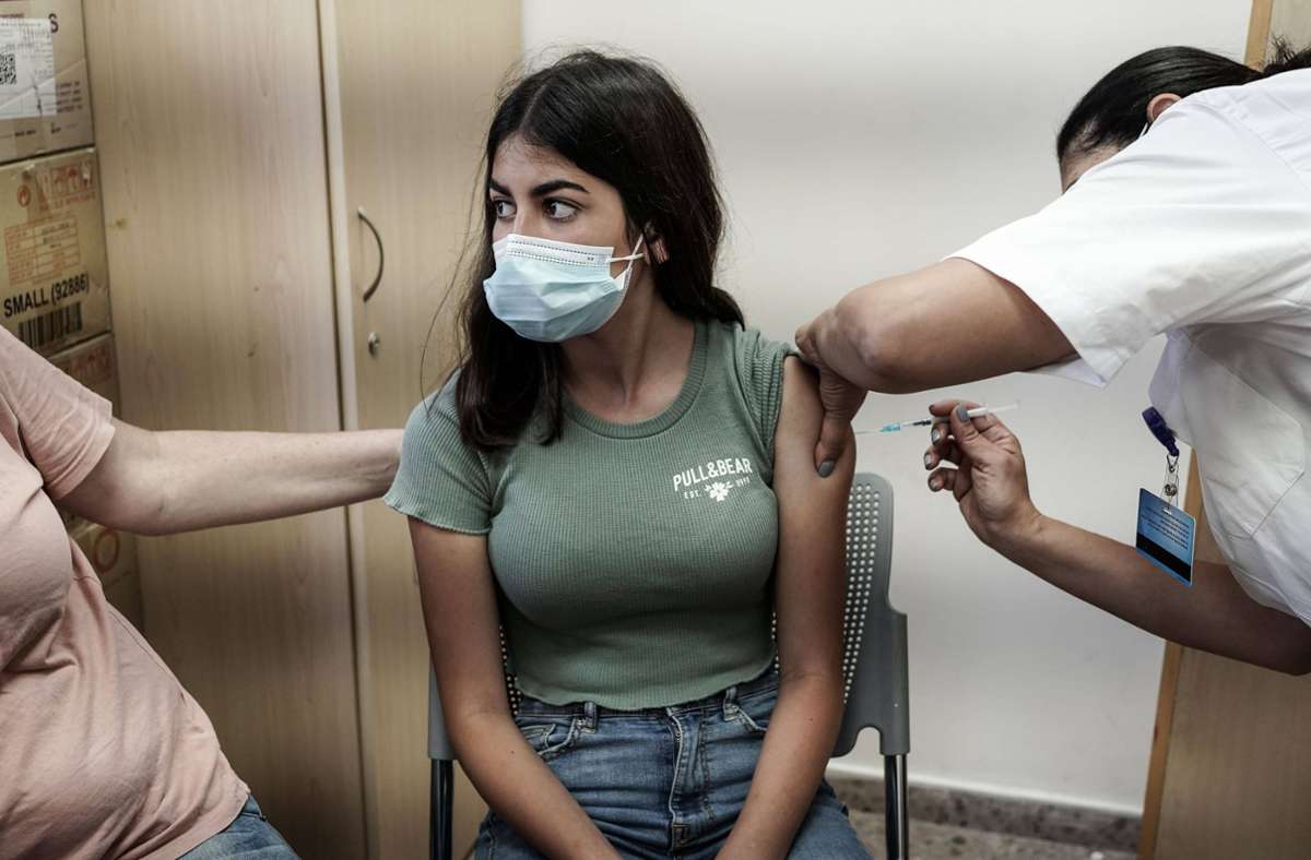 Mehr als die Hälfte der Menschen ist in Israel schon zwei Mal geimpft – zuletzt ist die Impfkampagne aber ins Stocken geraten. Foto: imago/ZUMA Wire/Nir Alon