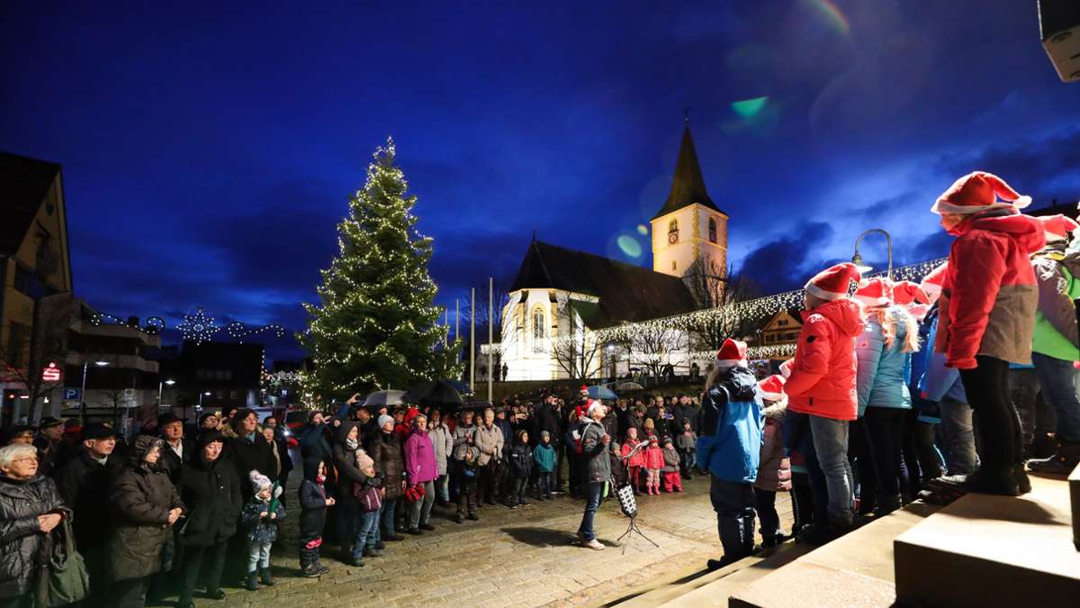 Am Sonntag in Holzgerlingen: Adventssingen auf der Rathaustreppe