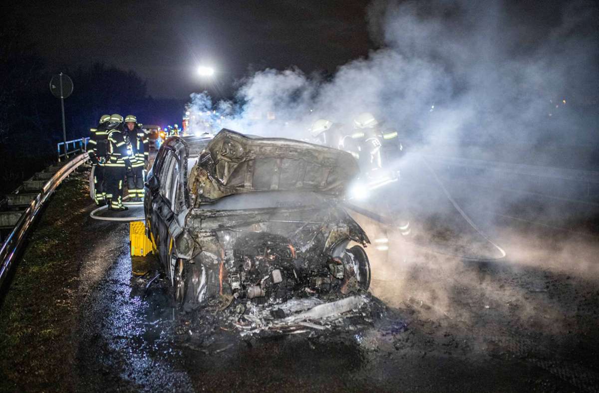 Kurz darauf stand der Wagen in Flammen und brannte komplett aus.