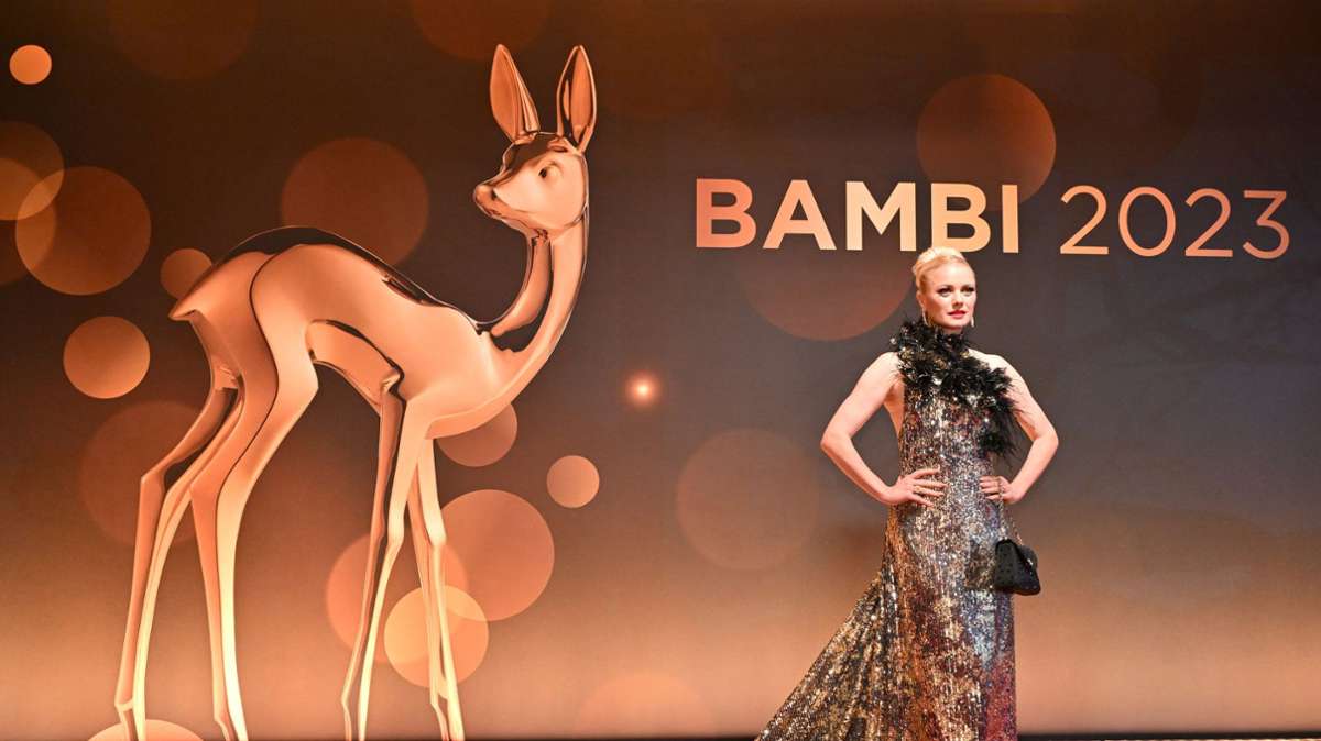 Model Franziska Knuppe besuchte die Bambi-Verleihung in goldener Robe mit Feder-Details.