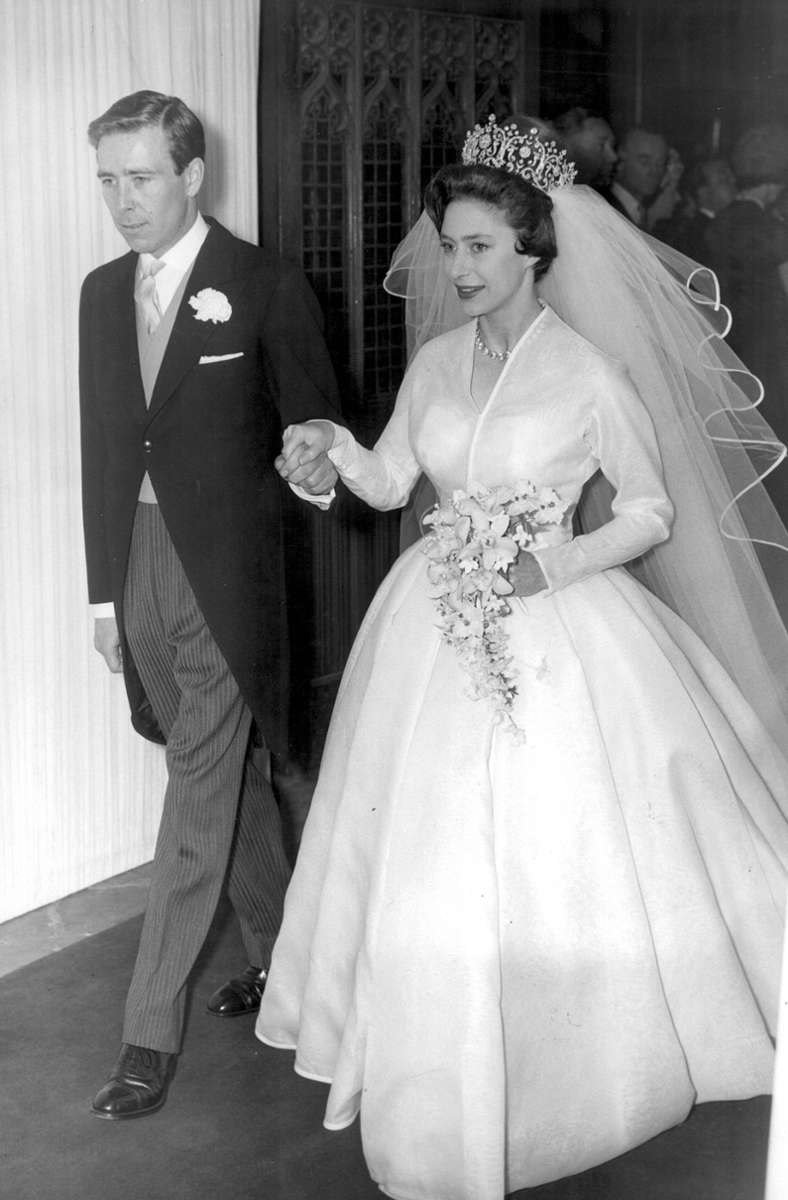 Norman Hartnell, der Lieblingsdesigner der Windsor-Frauen, zeichnete auch für Prinzessin Margarets Brautkleid aus dem Jahr 1960 verantwortlich. Zart lässt der Entwurf bereits die „Swinging Sixties“ anklingen. Meghan Markle soll fast 60 Jahre später die schlichte und doch wahnsinnig elegante Organza-Robe als Vorbild für ihr Brautkleid genommen haben.