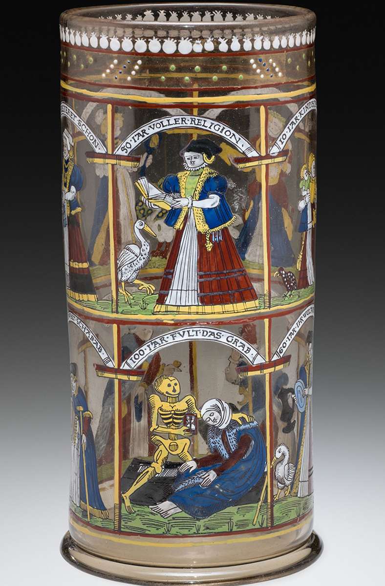 Maximilian sammelte auch historische bemalte Humpen aus Glas – zum Beispiel aus Böhmen.