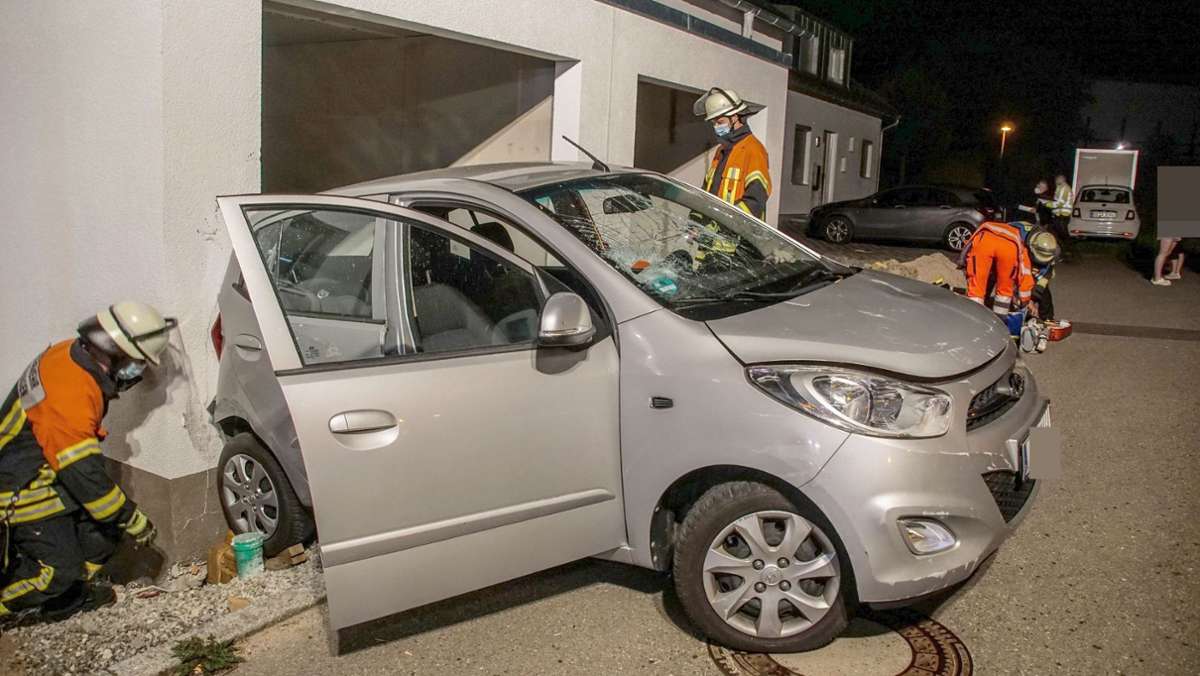 Eine 70-jährige Hyundai-Lenkerin fährt erst gegen ein Garagentor und kracht dann im Rückwärtsgang gegen eine Hauswand.