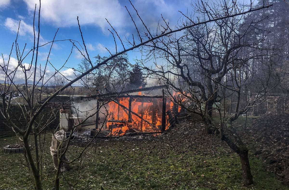 Im Wochenendhausgebiet Lettenhau in Magstadt stand am Freitag ein Gartenhaus in Flammen.