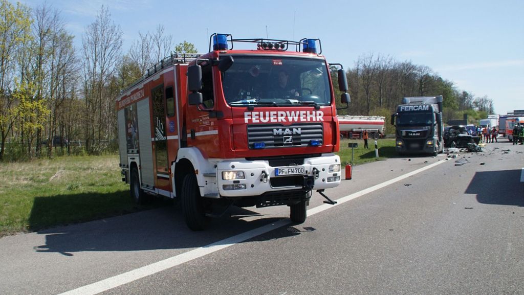 Unfall auf der A 8 bei Heimsheim: Eine 60-Jährige kommt ums Leben