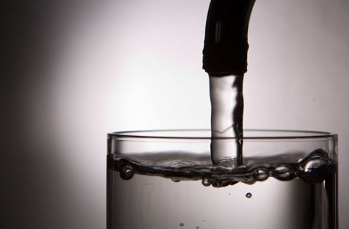 Kann unser Leitungswasser Keime, Medikamentenreste oder Schadstoffe enthalten? Und wie wird das kontrolliert? Foto: dpa
