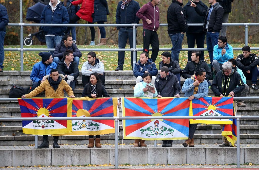 Die tibetanischen Fahnen am Spielfeldrand gefallen den Fußballgästen aus China gar nicht. Foto: dpa