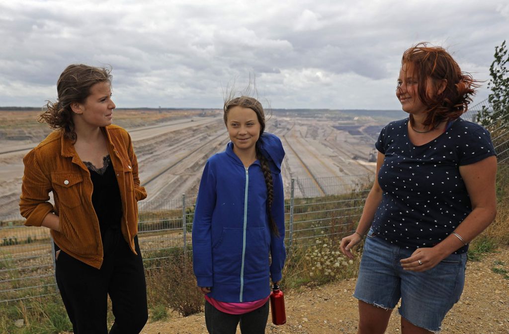 Greta Thunberg (Mitte) steht mit Luisa Neubauer (links), der deutschen Organisatorin der Klimastreiks „Fridays for Future“, und Kathrin Henneberger, der Vertreterin des Aktionsbündnisses „Ende Gelände“ am Tagebau Hambach.