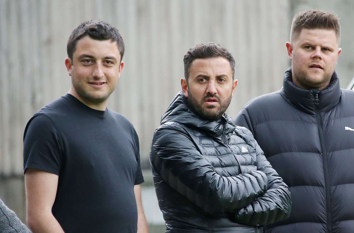Kickers-Chefcoach Mustafa Ünal (Mi.) schaute zu mit Jakob Braun (li.) aus seinem Trainerstab und Marcel Brandstetter, dem U-17-Co-Trainer.