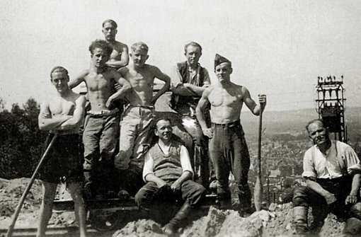 Zeit für ein Erinnerungsfoto: Arbeitersportler beim Bau des Sportplatzes am Waldheim Raichberg im Juni 1932. Foto: Waldheim Raichberg