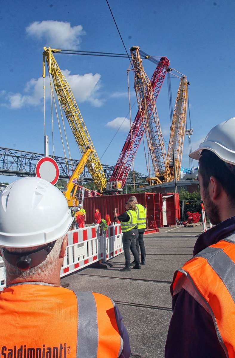 Mitarbeiter von Ansaldo Energia aus Genua leisten logistische Hilfe auf der Marbacher Baustelle. Das italienische Unternehmen liefert die Turbinen und den Generator für das Kraftwerk.
