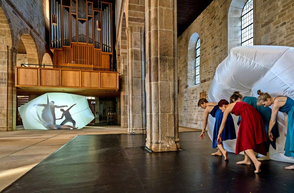 Die Tänzerinnen der Sindelfinger Musikschule erobern sich die leere Kirche. Sie spielen mit dem Raum – und Lichtobjekten des Künstlers Frank Fierke.