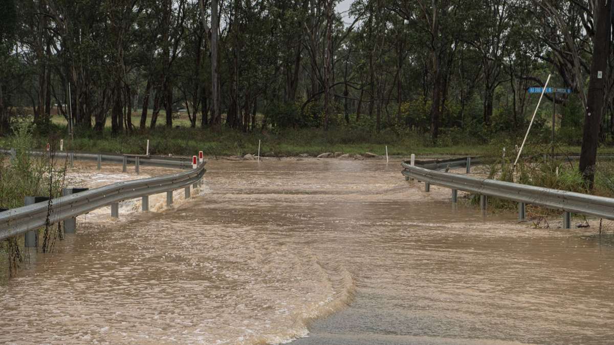 Eine Straße ist in Vineyard in Sydney nach Regenfällen überschwemmt.
