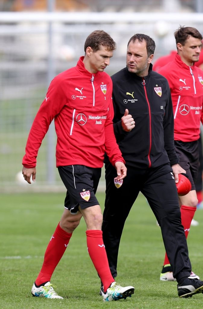 Nachdem der VfB Stuttgart wieder mitten im Abstiegskampf gelandet ist, kommt es vor allen Dingen auf die mentalen Fähigkeiten der Spieler an. Co-Trainer Kai Oswald redet auf Abwehrspieler Daniel Schwaab ein.