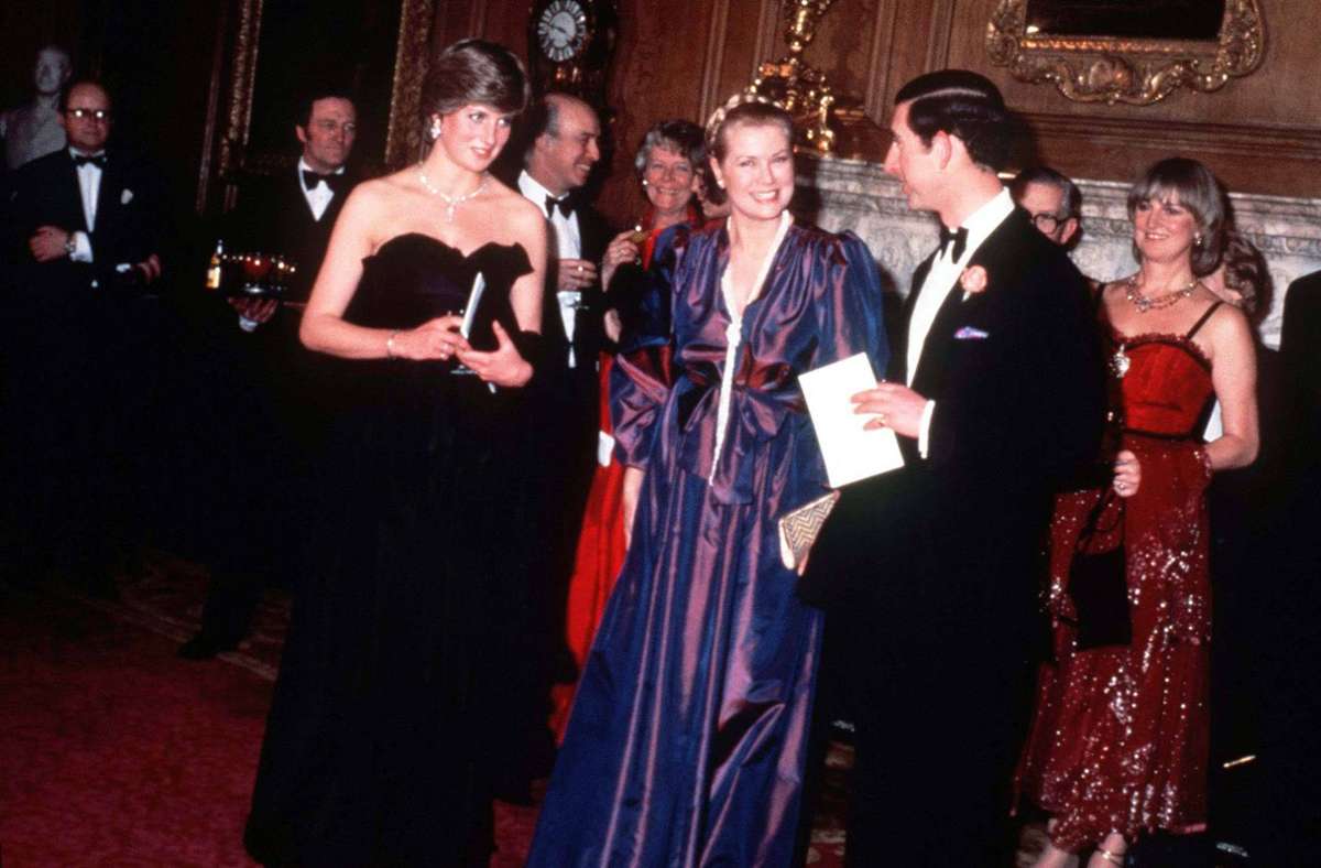 1981: Einer der ersten öffentlichen Termine, die Diana als Verlobte des Prinzen von Wales wahrnahm, brachte sie im Royal Opera House mit Fürstin Gracia Patricia von Monaco zusammen. Die Fotografen waren hingerissen von Dianas glamourösem schulterfreiem Abendkleid – obwohl, so erinnern sich Anwesende, beim Aussteigen aus der Limousine beinahe ein Dekolleté-Unglück passiert wäre.