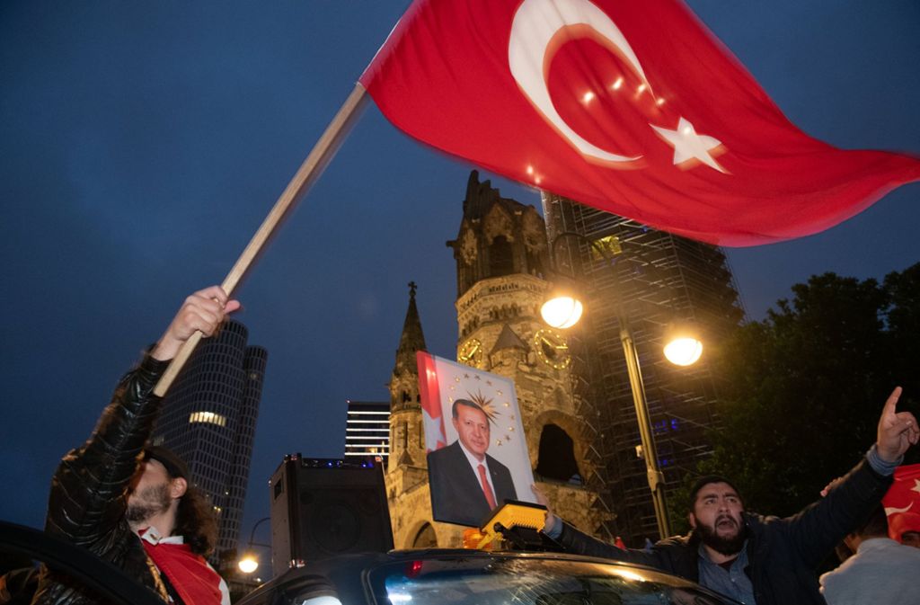 Erdogan-Anhänger feiern das Ergebnis der vorgezogenen Präsidenten- und Parlamentswahlen in der Türkei auf dem Kurfürstendamm.